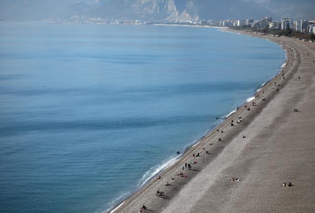 YILIN SON GÜNÜ ANTALYA'DA DENİZE GİRDİLER