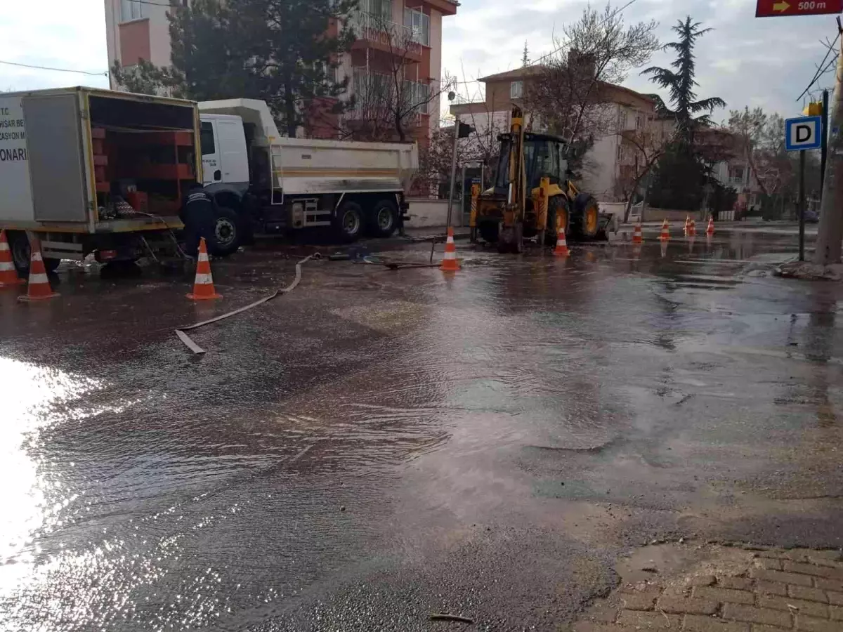 Yılın son gününde vatandaşlara su kesintisi sürprizi- Afyonkarahisar Belediyesi su patlağına geç müdahale edince yollar göle döndü- Afyonkarahisar\'da...