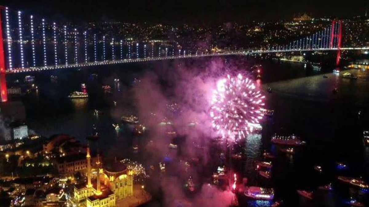 15 Temmuz Şehitler Köprüsü'nde yılbaşı coşkusu havadan görüntülendi