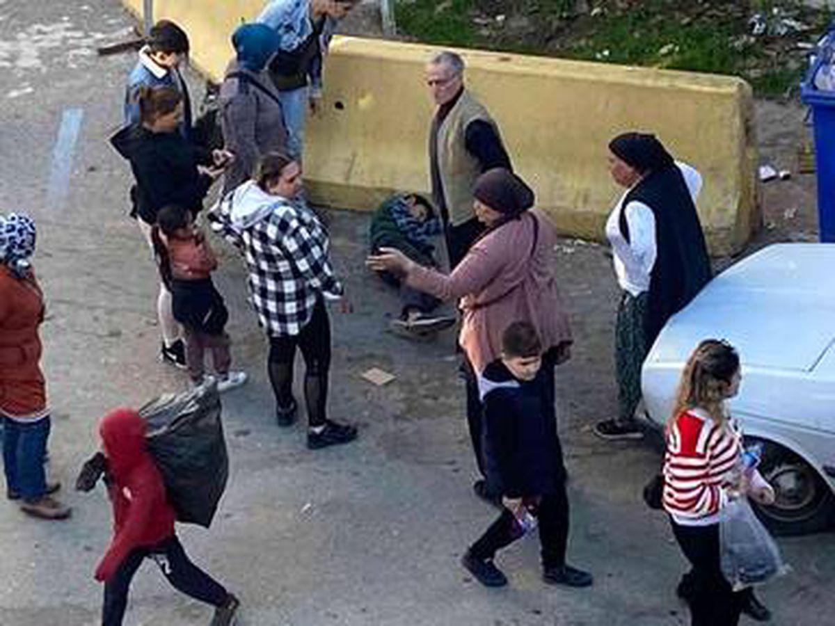 Arkadaşları tarafından darp edilen mendilci çocuğun yardımına vatandaşlar koştu