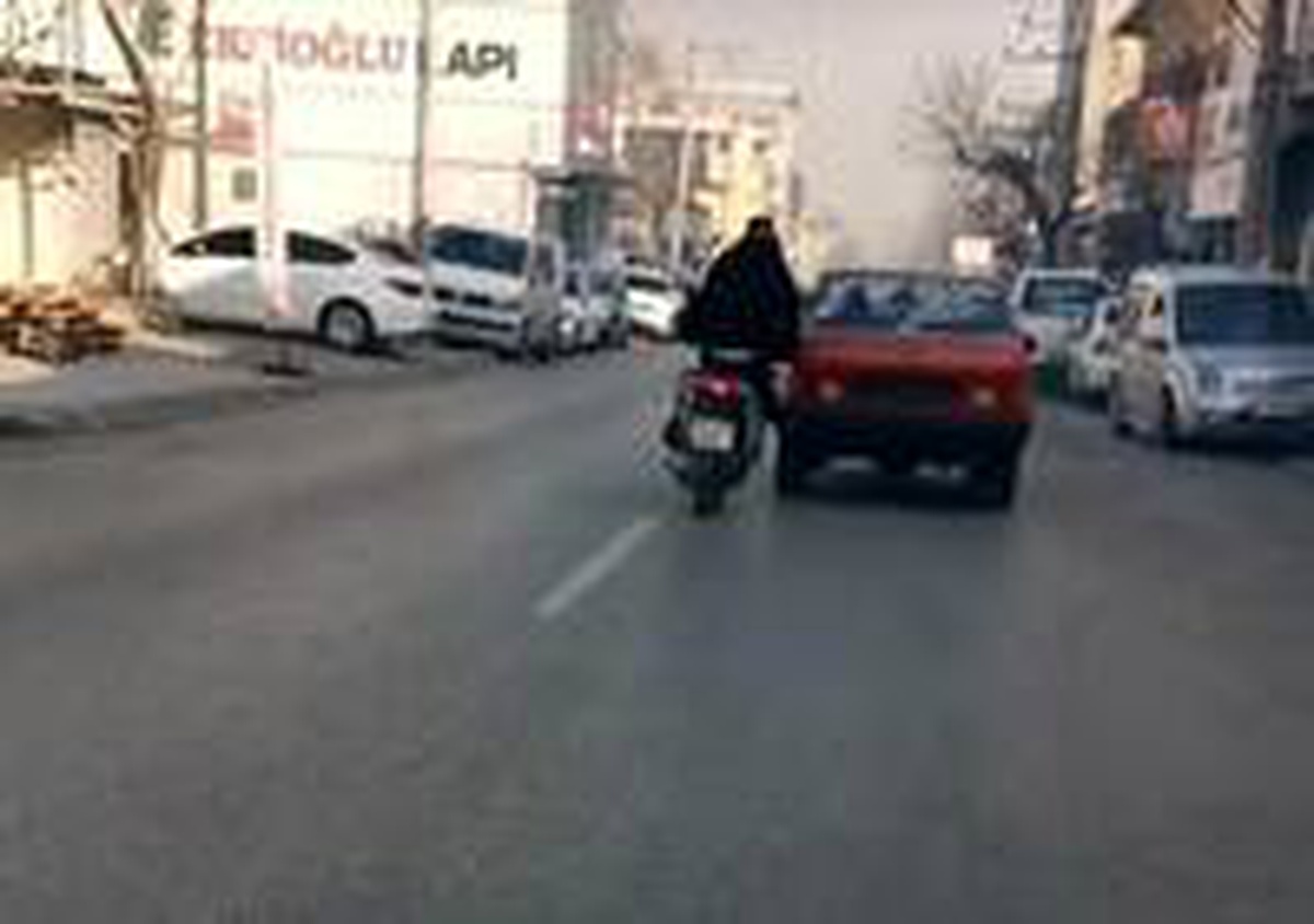 Bozulan otomobili motosiklet ile itti