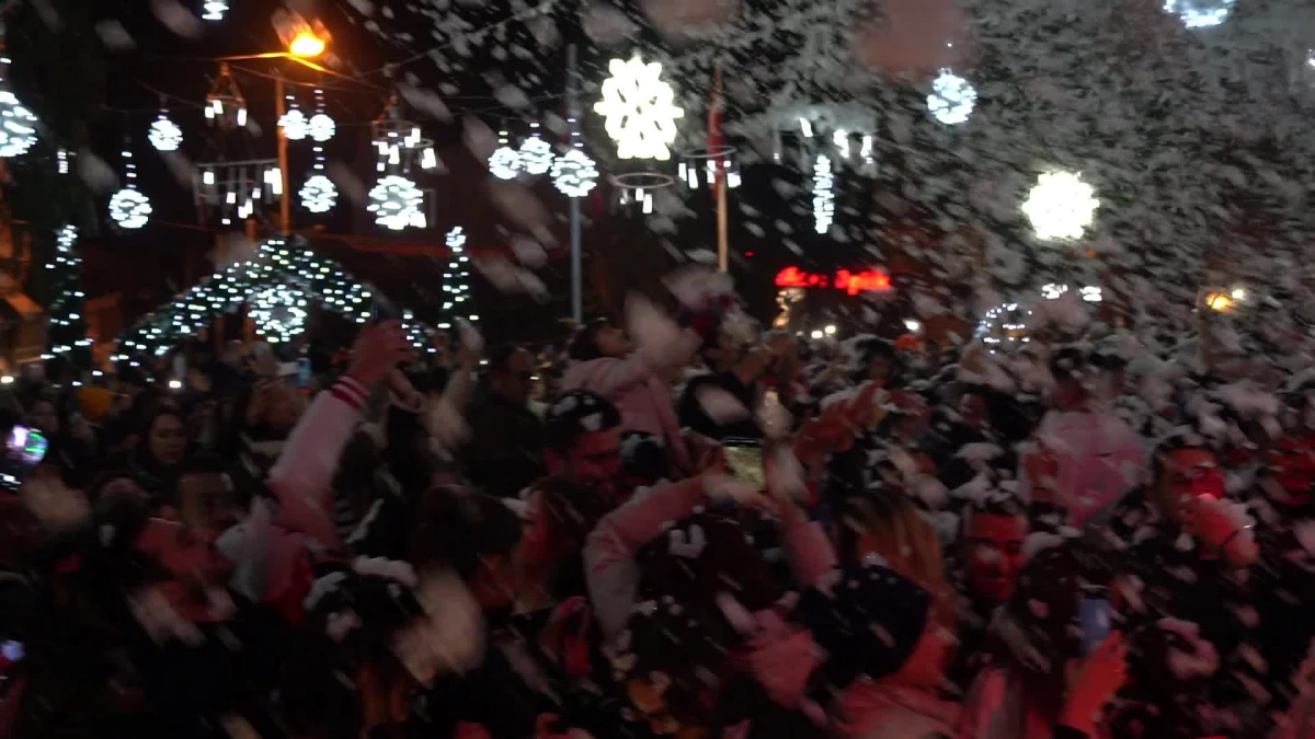 Çeşme\'de Yeni Yıl Sokak Partileriyle Kutlandı