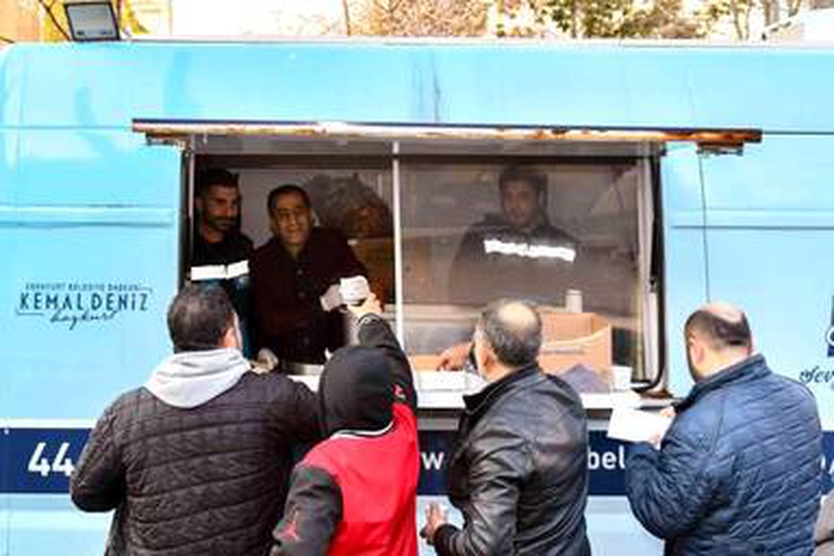 Esenyurt Belediyesi ikramlarıyla EYT sırasında bekleyenlerin içini ısıttı