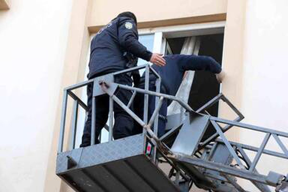 Evde unuttuğu telefon polisi alarma geçirdi