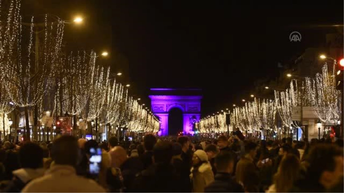 Fransa yeni yıla havai fişek ve ışık gösterisiyle girdi