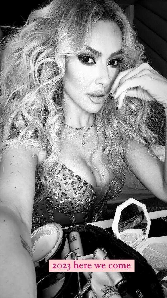 Hadise eskisinden daha cesur! Ayna karşısında verdiği yeni yıl pozu ağızları açık bıraktı