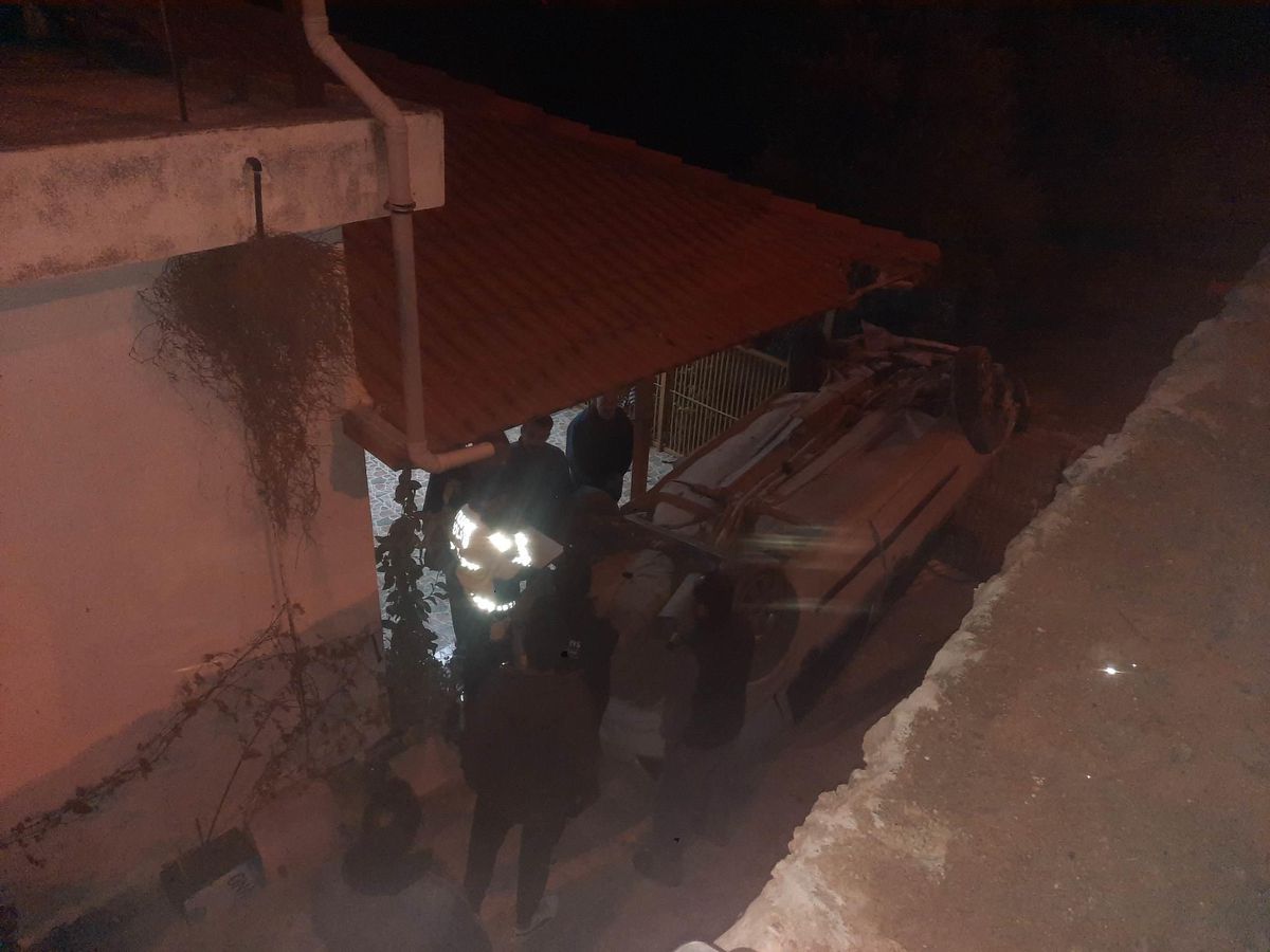 Hatay\'da kontrolden çıkarak evin çatısına çarpan otomobilin sürücüsü yaralandı