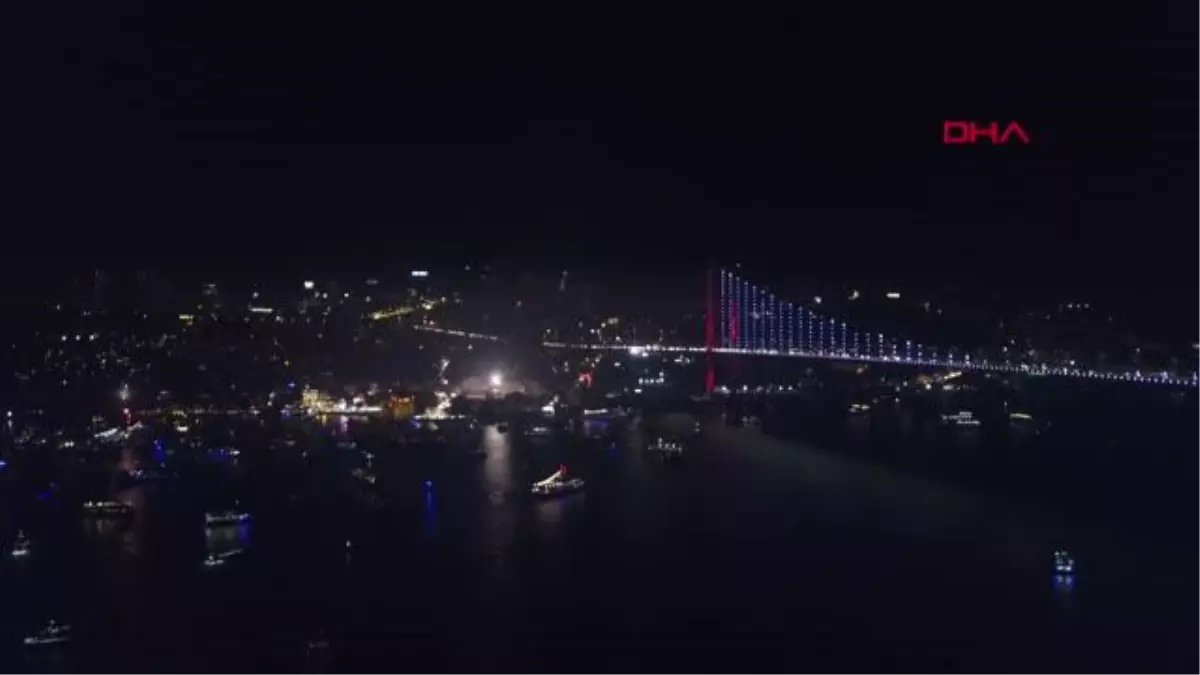 İSTANBUL-YENİ YILA GİRERKEN İSTANBUL BOĞAZI\'NDA HAVAİ FİŞEK GÖSTERİSİ