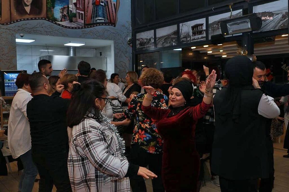 İzmit Belediyesi Yeni Yılı Gülümse Kafe\'de Karşıladı