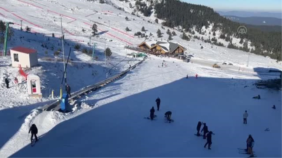 Kartalkaya\'da tatilciler yılın ilk gününde kayak ve snowboard yaptı