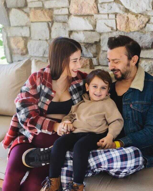 Kimi 50 yıllık eşine, kimi de eşi ve çocuklarına sarıldı! Ünlü isimler yeni yılı böyle karşıladı