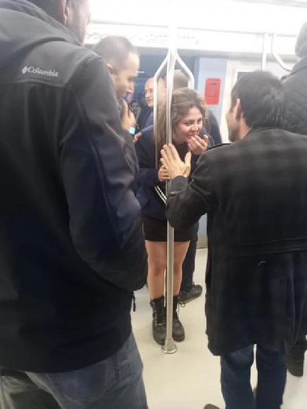 Kadının sıkıştığı yeri gören yolcular, metroyu durdurup yetkilileri aradı