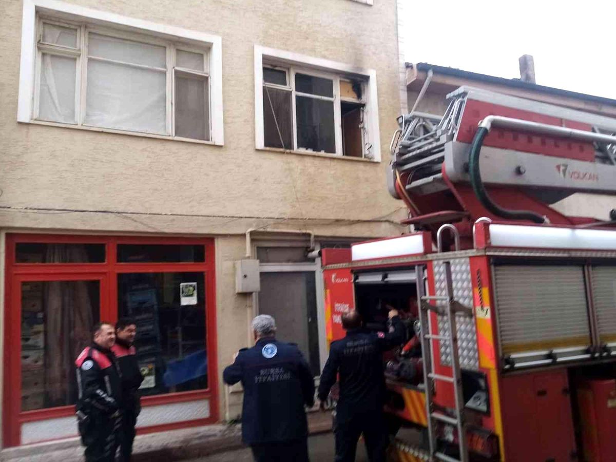 Ocakta unutulan yemek mutfağı yaktı