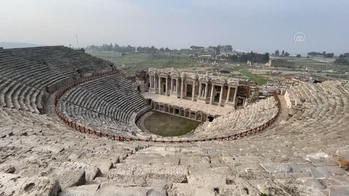 Pamukkale yeni yılın ilk gününde ziyaretçi akınıyla doldu