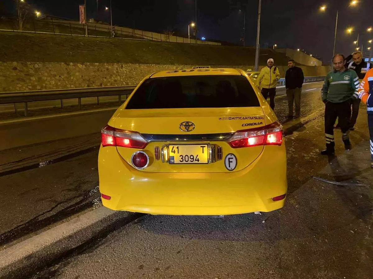 Pendik\'te ehliyetsiz sürücü önce ticari taksiye ardından bariyerlere çarptı: 1 yaralı