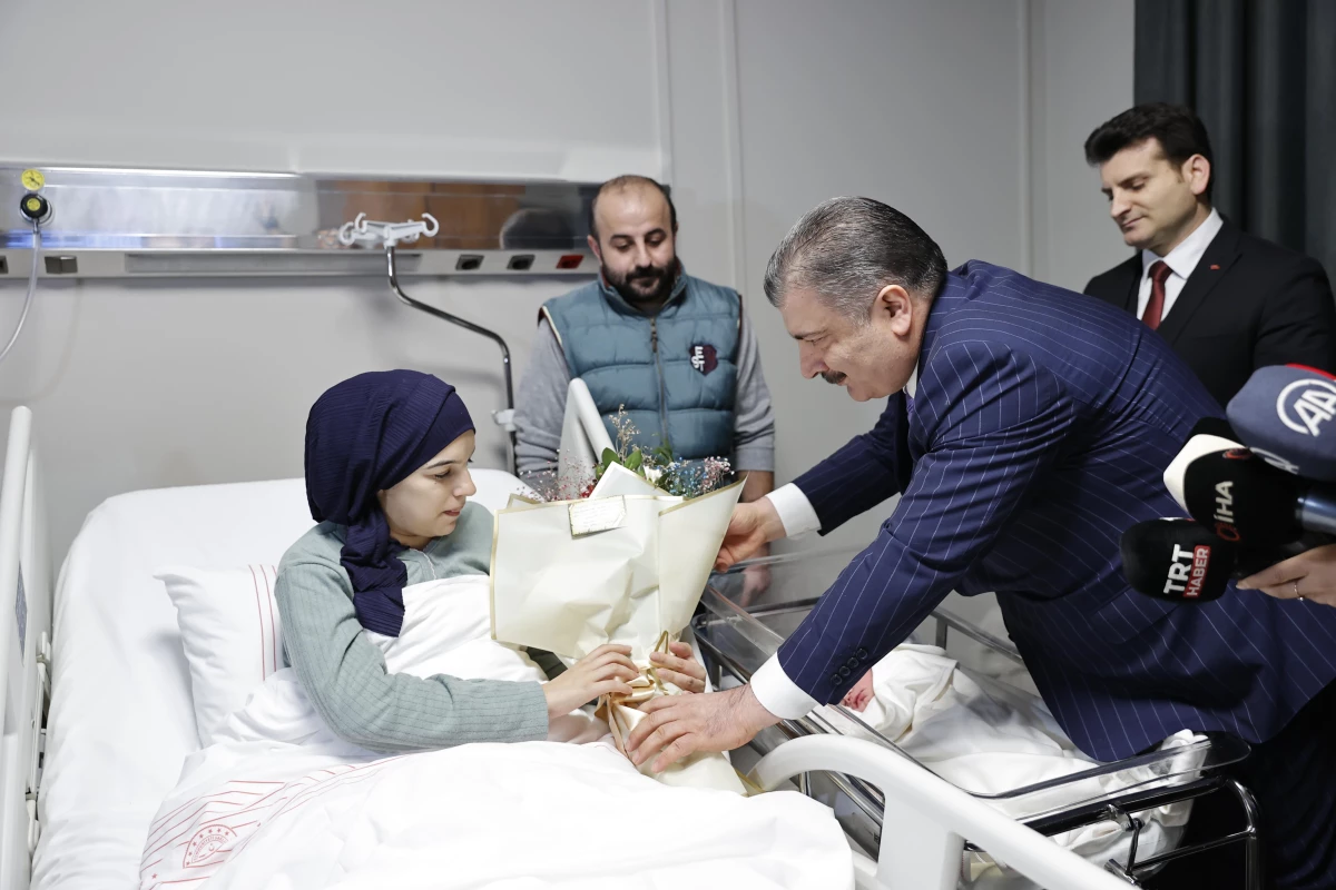 Sağlık Bakanı Koca, İstanbul\'da yeni yılın ilk bebeğini ziyaret etti