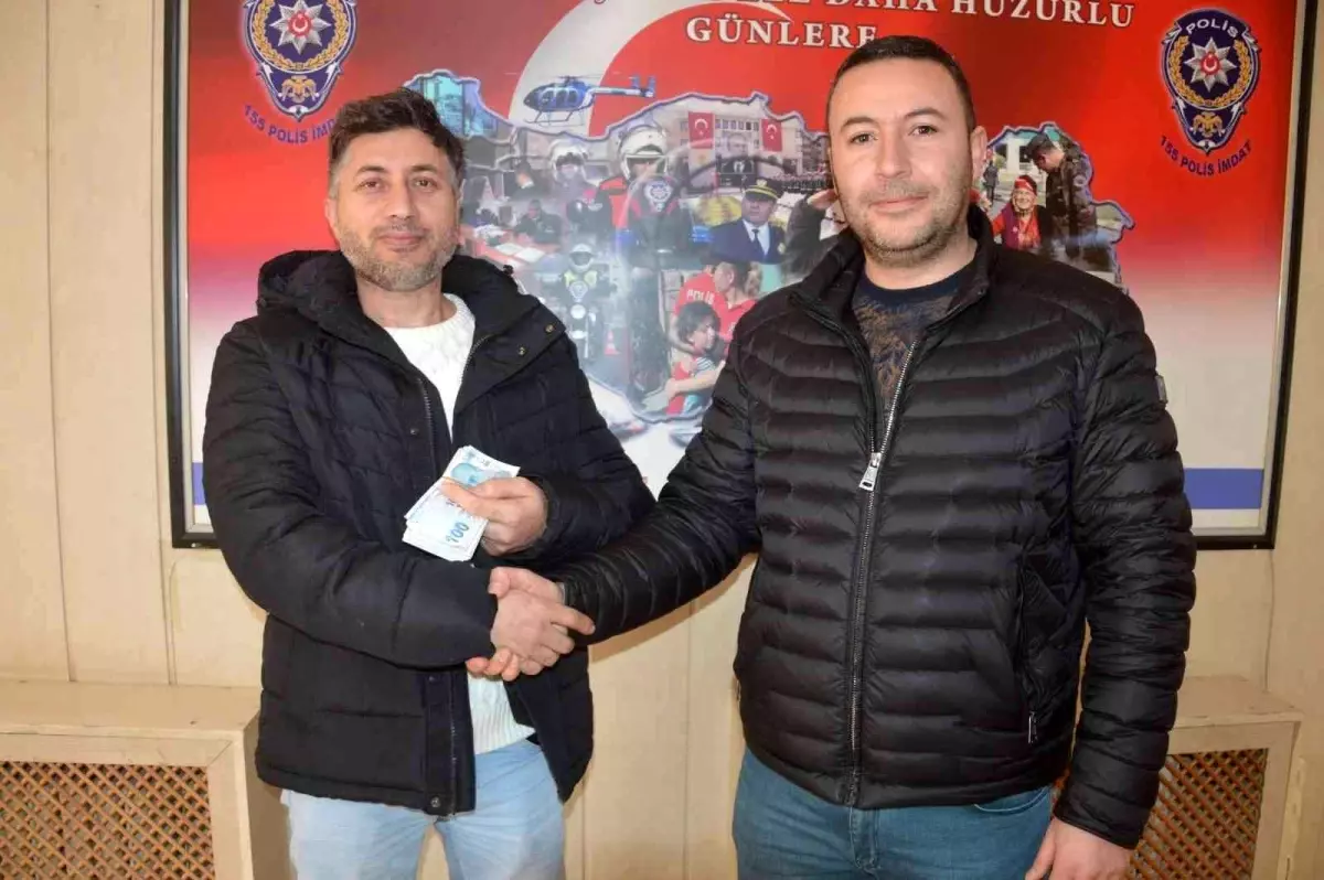 Taksici aracında unutulan 10 bin lirayı sahibine teslim etti