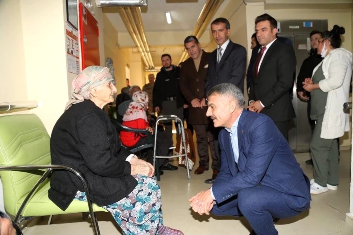 Tunceli Valisi Özkan\'dan huzurevine yeni yıl ziyareti