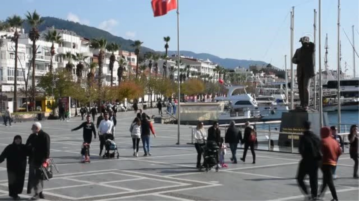 Vatandaşlar ve turistler yeni yılın ilk gününde denize girdi