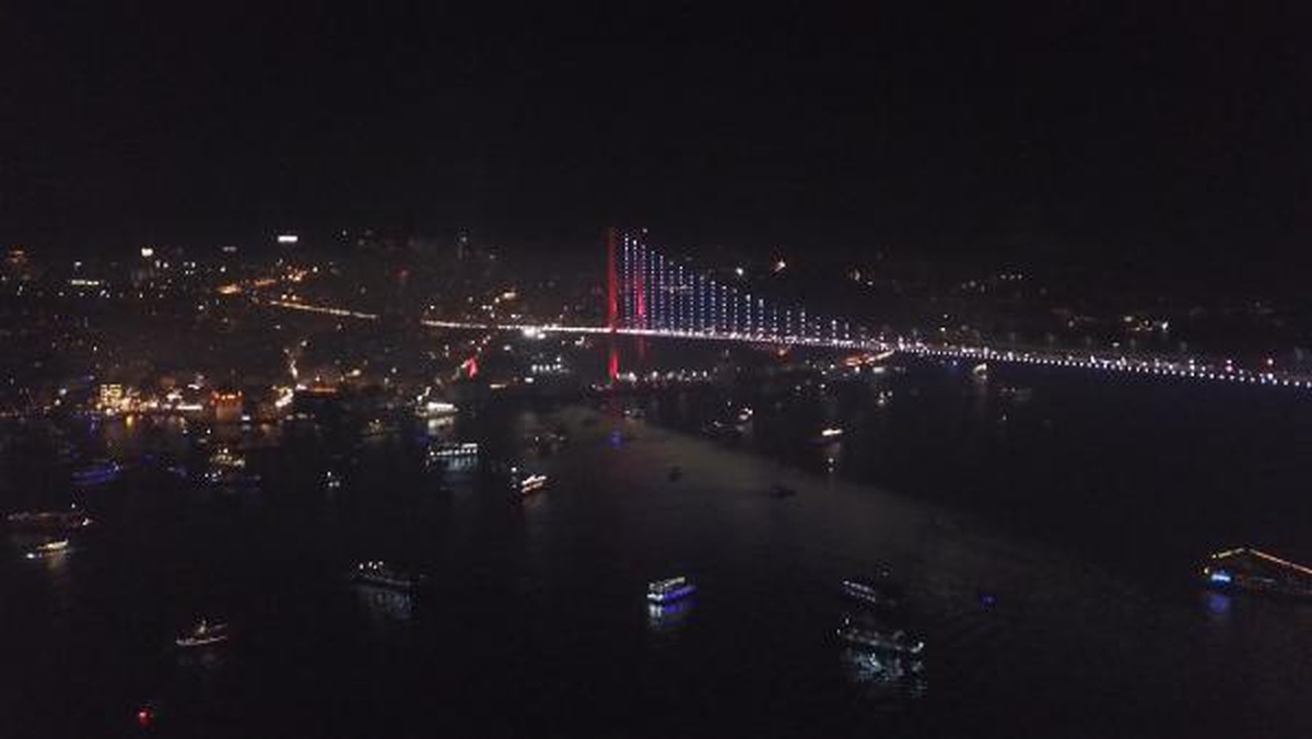 Yeni yıla girerken İstanbul Boğazı\'nda havai fişek gösterisi