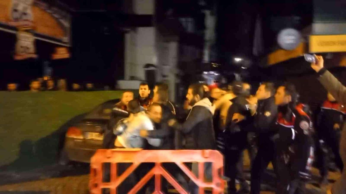 Yeni yılın ilk saatlerinde hareketli dakikalar: Yumruklar havada uçuştu