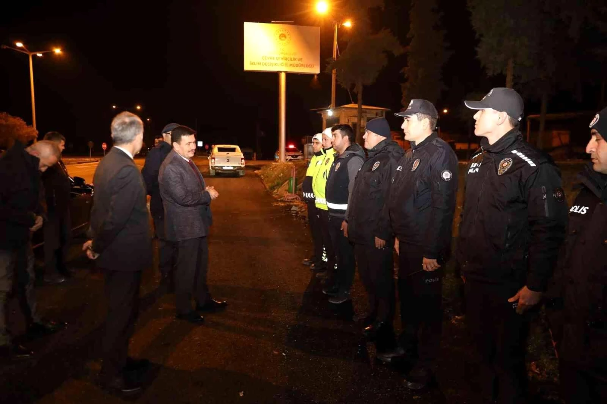 Yılbaşı tedbirlerini yerinde denetleyen Vali Arslantaş, görev başındaki personelin yeni yılını kutladı