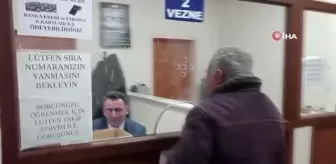 2023'ün ilk iş gününde vergi ödemeye gelen vatandaşa hediyeli sürpriz