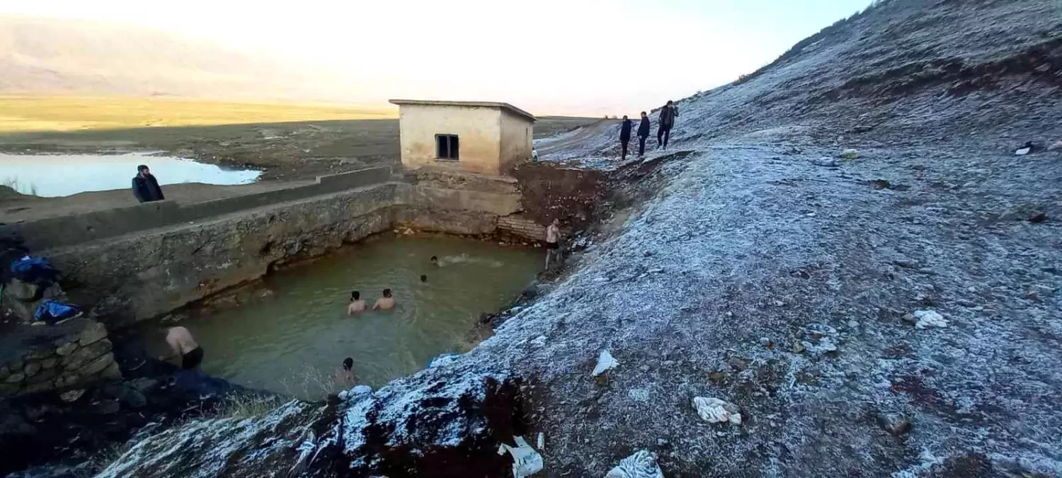 Bitlis\'te buz gibi havada kaplıca keyfi