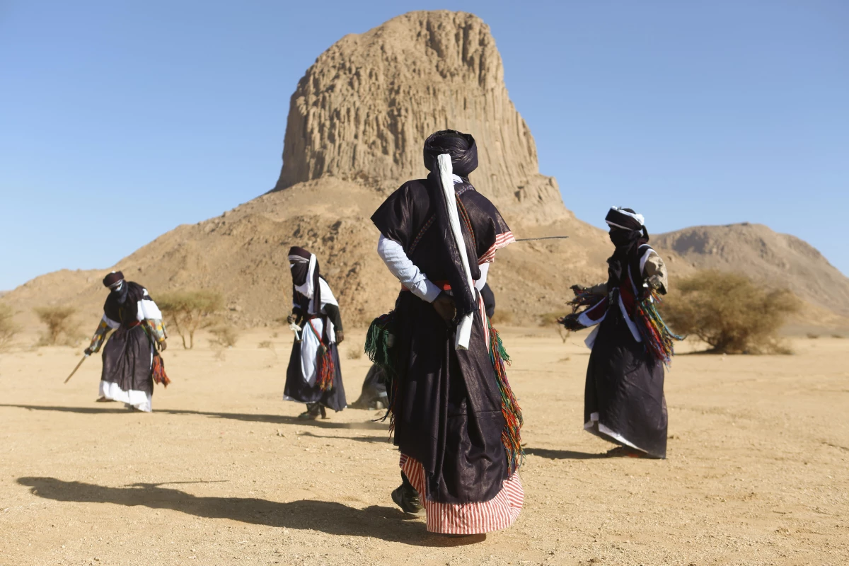 Büyük Sahra Çölü\'nde "mavi giyinenlerin" kahramanlık dansı: Takuba Ağar