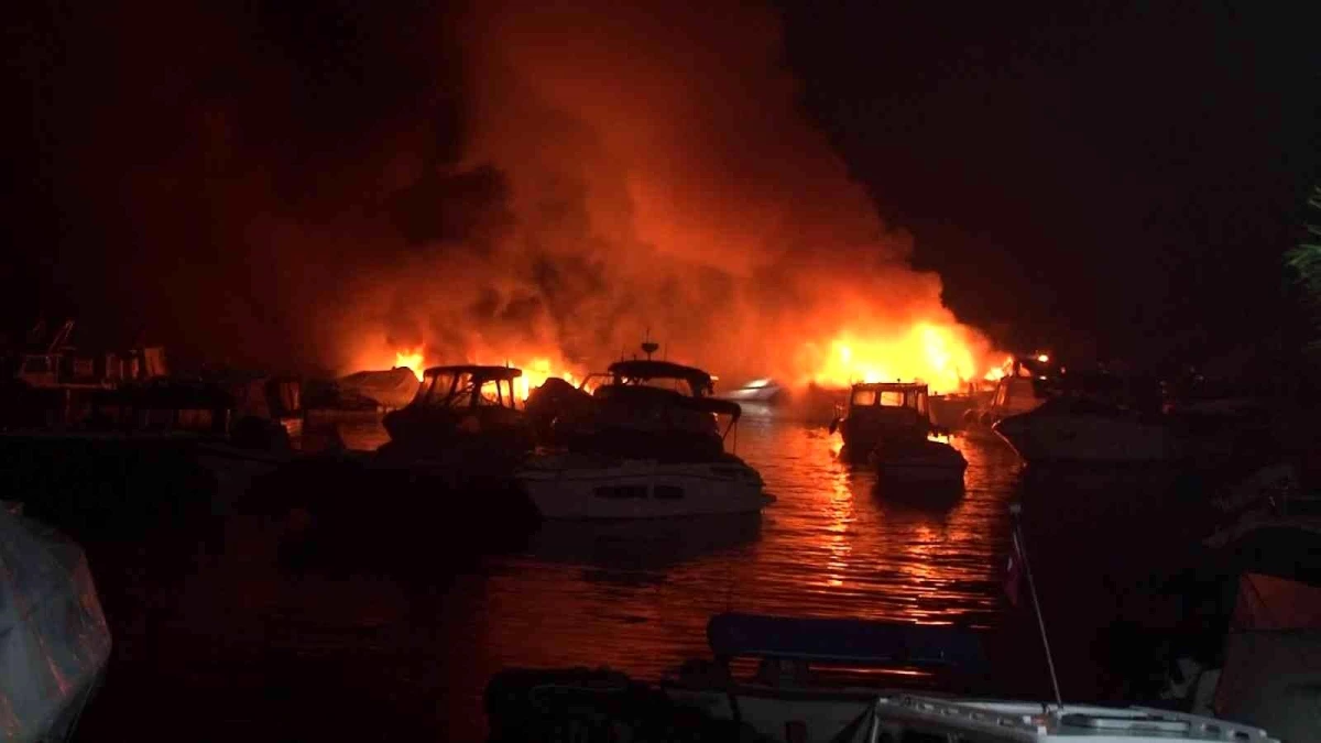 Caddebostan yat limanı alev alev yandı! 6 tekne küle döndü