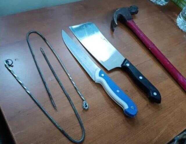 Çiğli Belediyesine girmek isteyen şüphelinin üzerinden satır ve bıçak çıktı Çiğli Belediyesine girmek isteyen şüphelinin üzerinden satır ve bıçak çıktı