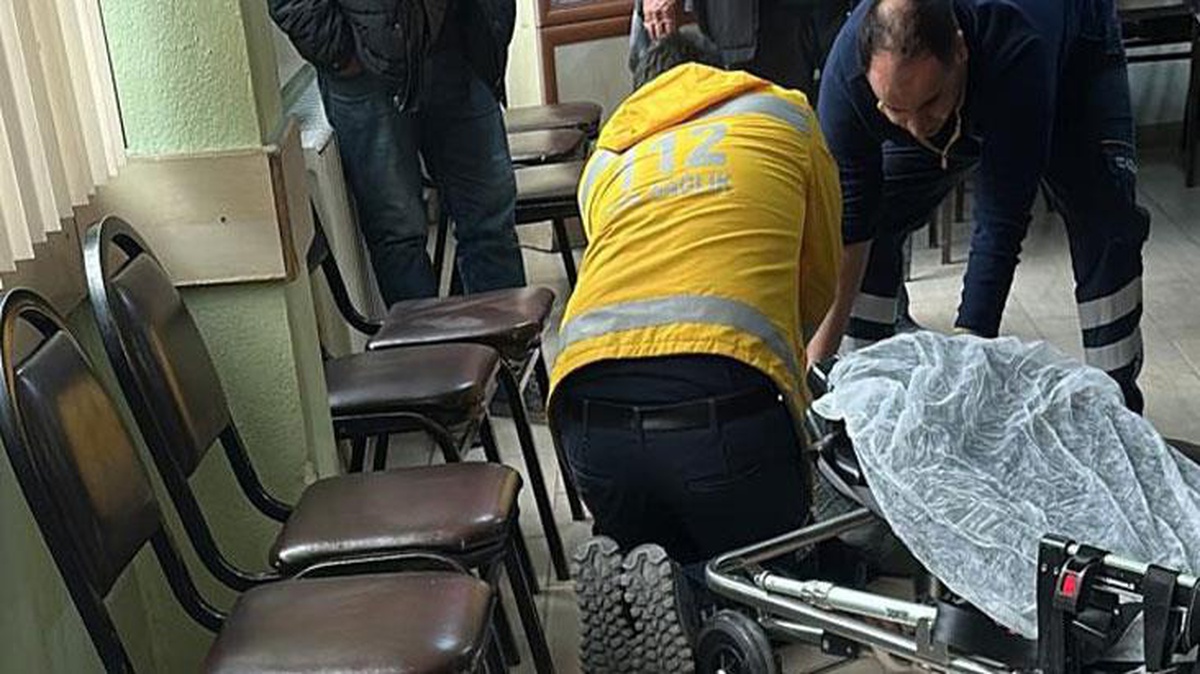 Afyonkarahisar\'da dinlenmek için kahvehaneye giren 80 yaşındaki adam, kalp krizi geçirerek yaşamını kaybetti