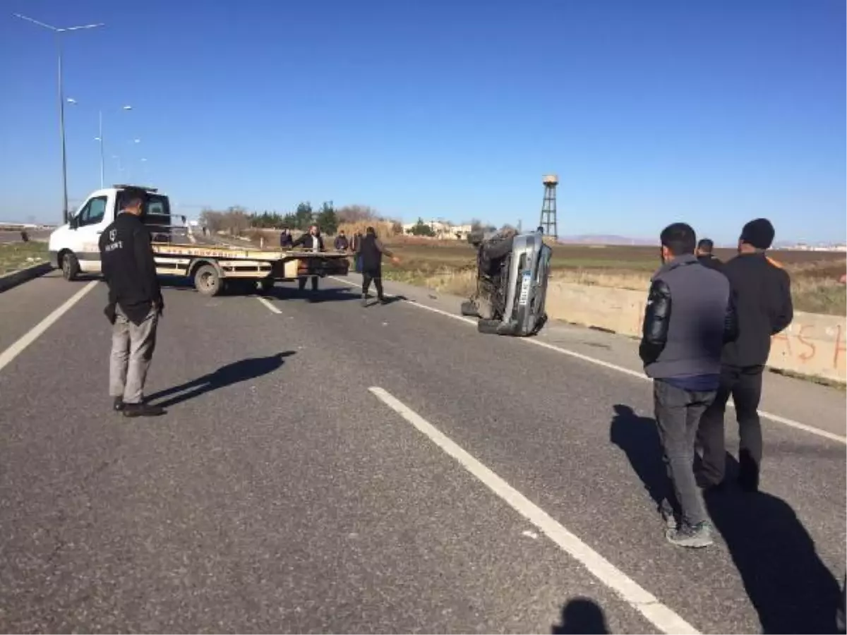 Diyarbakır\'da bariyerlere çarpan otomobil yan yattı, sürücü öldü