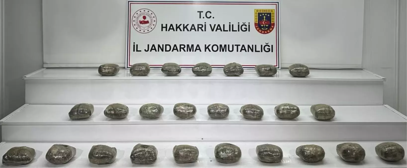 Hakkari\'de dere yatağına gizlenmiş 25 kilogram eroin ele geçirildi