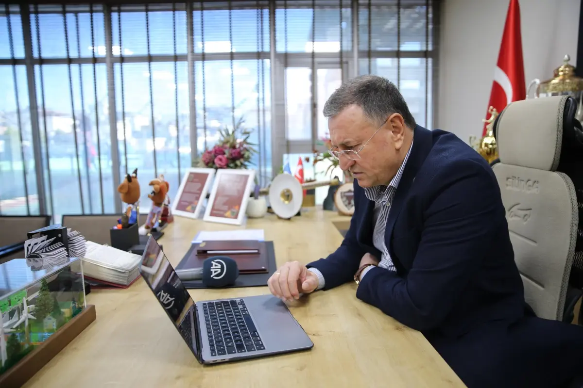 Hatay Büyükşehir Belediye Başkanı Savaş, AA'nın 'Yılın Fotoğrafları' oylamasına katıldı