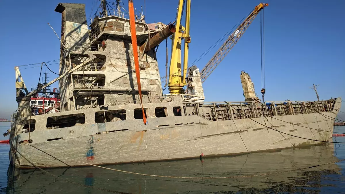 İskenderun Limanı\'nda batan konteyner gemisi su yüzüne çıkarıldı