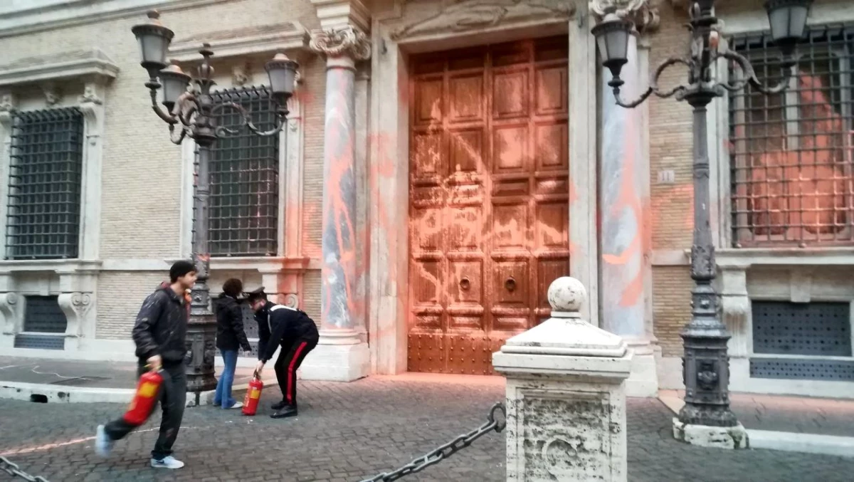İtalya\'da iklim aktivistlerinden Senato binasına boyalı saldırı: 5 gözaltı
