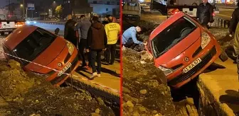 Kocaeli'de aracıyla çukura düşen sürücü alkolmetreye üflemeyi reddedince ehliyetini kaptırdı