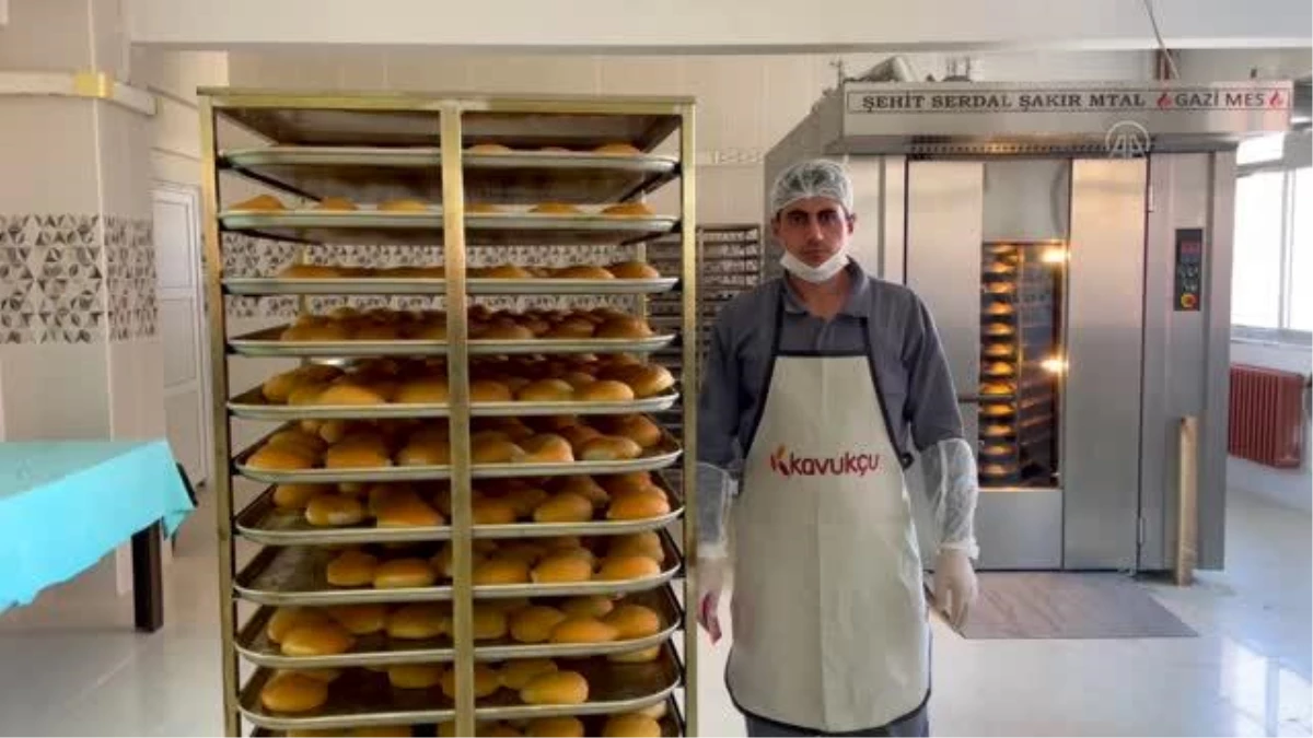 Liseliler, taşımalı ve pansiyonlu okullardaki öğrencilerin ekmeğini üretiyor