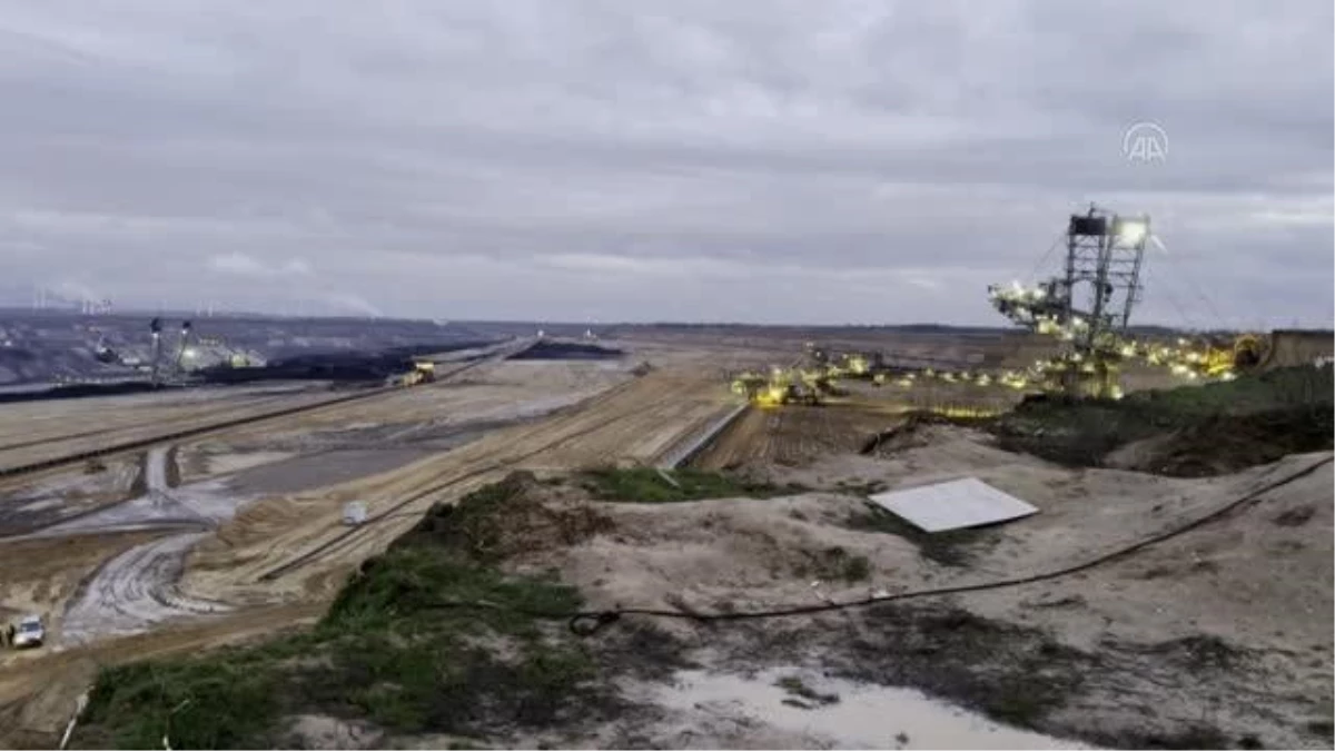 LÜTZERATH - Almanya\'da linyit madeninin kapatılmasını isteyen çevre aktivistleri eylem yaptı