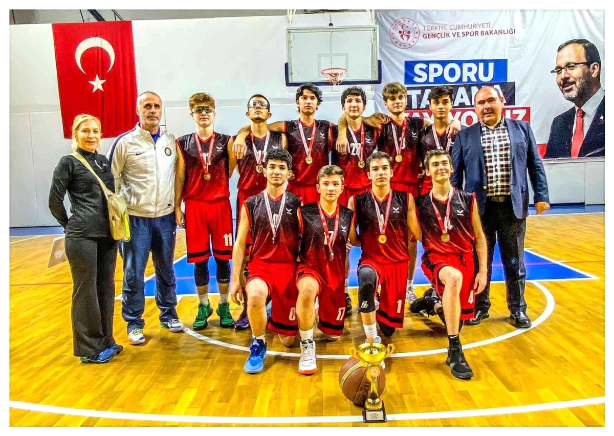Necip Fazıl Kısakürek Anadolu Lisesi basketbol takımı il birincisi
