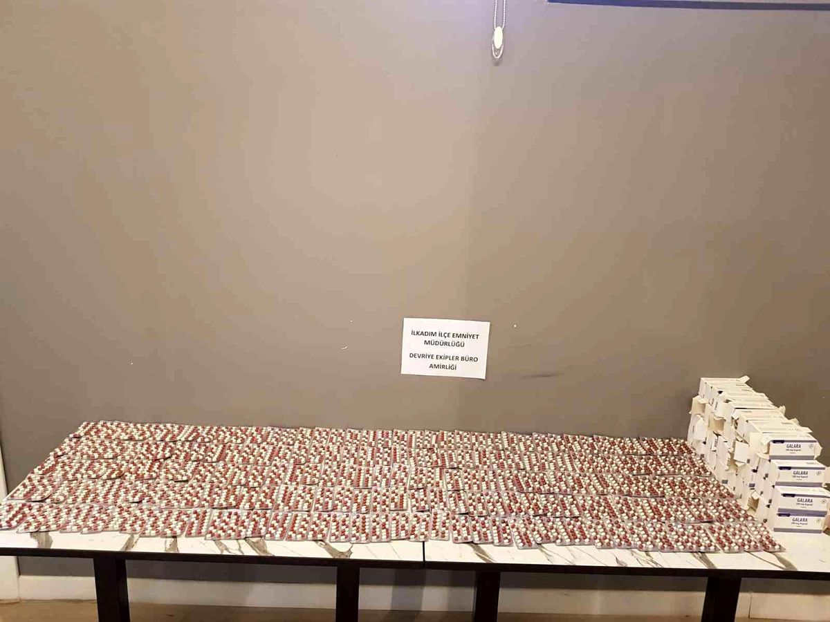 Polis şüpheli araçtan 2 bin 744 adet uyuşturucu hap ele geçirdi