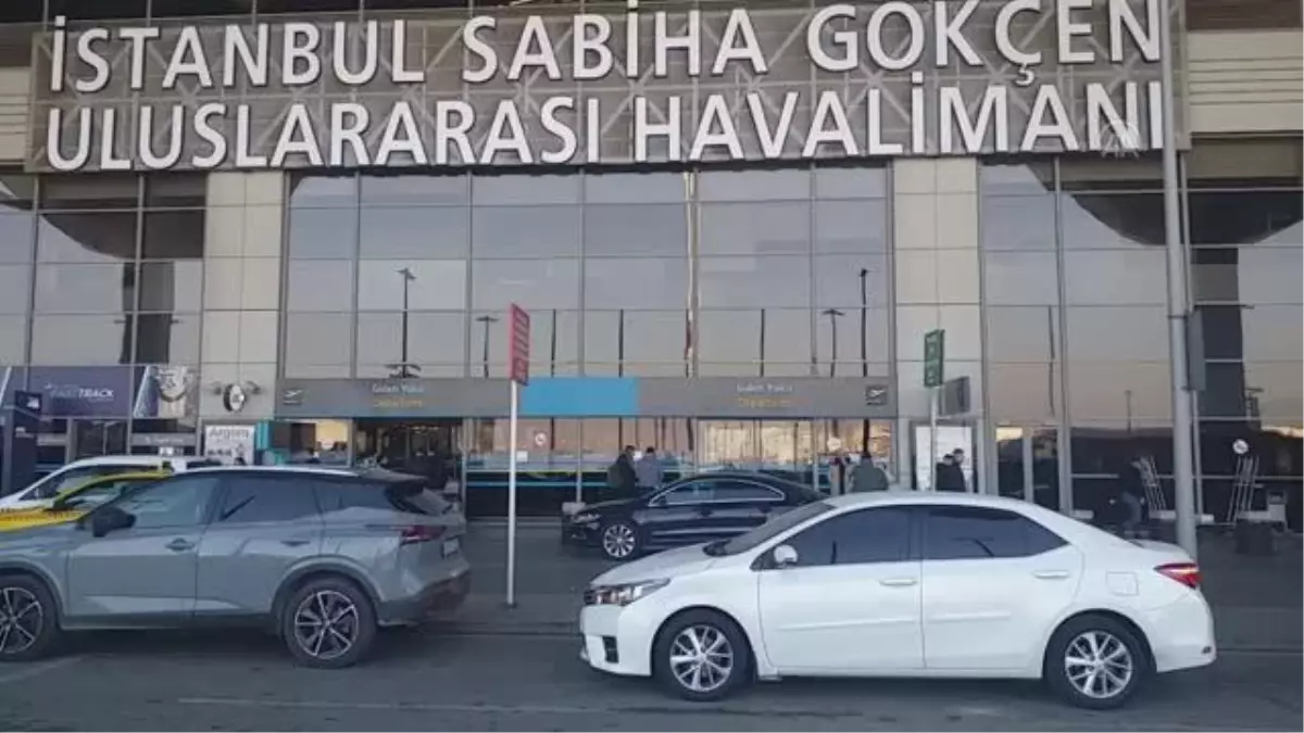 Sabiha Gökçen Havalimanı\'nda sis uçuşlarda aksamalara neden oluyor