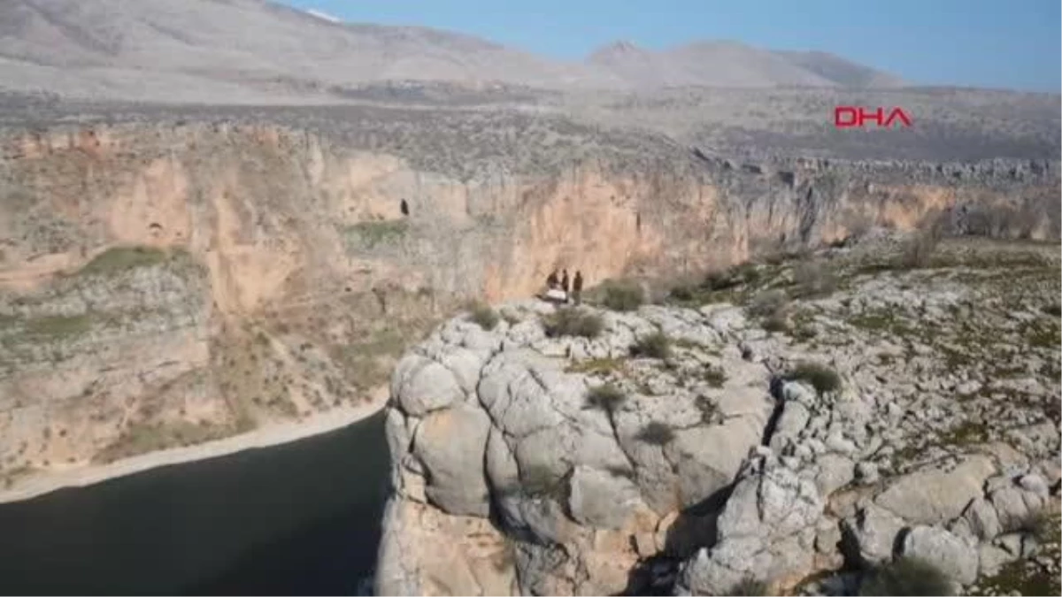 ŞANLIURFA\'DA TEDAVİSİ TAMAMLANAN KIZIL AKBABA DOĞAYA SALINDI