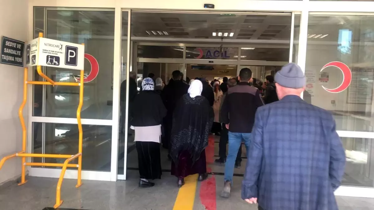Siirt\'te askeri helikopter traktör altında kalan genç için havalandı