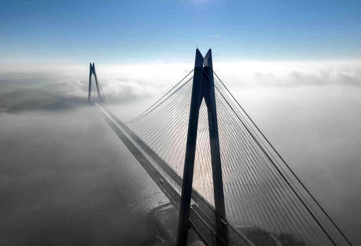 Sis bulutlarının içinde kaybolan Yavuz Sultan Selim Köprüsü\'nden kartpostallık görüntü