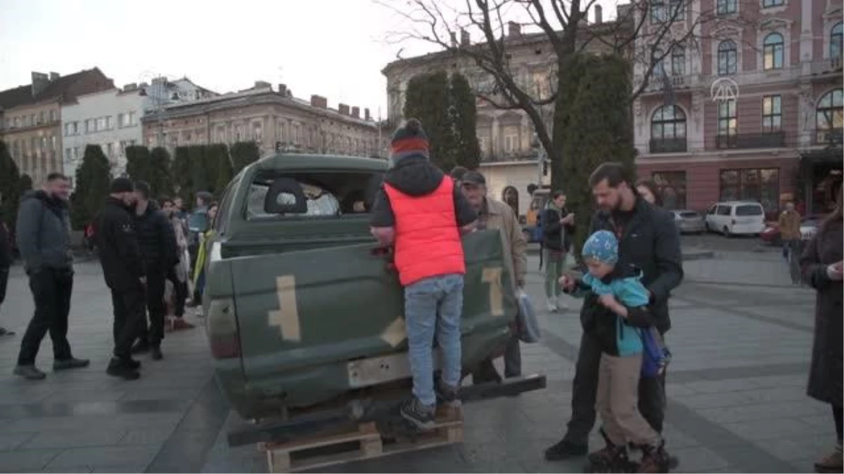 Ukrayna\'nın Lviv kentinde Bahmut cephe hattında tahrip edilen araçlar sergilendi