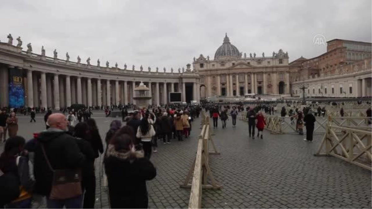 Vatikan\'da halk Emerit Papa 16. Benediktus\'un naaşını ziyaret ediyor