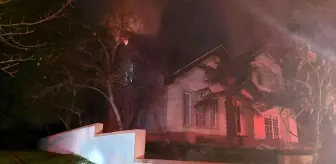 Villanın çatısı alev alev yandı