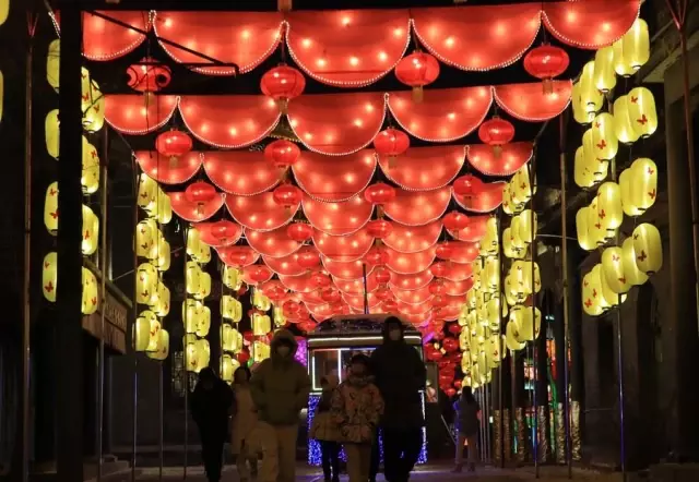 Yaklaşan Bahar Festivali'ni Karşılamak İçin Shenyang'da Fener Gösterilerine Başlandı